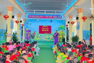 LỄ TỔNG KẾT NĂM HỌC 2025 – 2026 🌸 🌈 Trường Mầm non Gia Vân 🌈 Tháng năm khẽ khép lại bằng những giai điệu trong veo của tuổi thơ và những ánh mắt lấp lánh niềm vui… Ngày 28/5/2026, Trường Mầm non Gia Vân đã tổ chức Lễ tổng kết năm học 2025 – 2026 trong không khí trang trọng, xúc động và đong đầy yêu thương. Đây không chỉ là dấu mốc khép lại một năm học, mà còn là khoảnh khắc lưu giữ những bước trưởng thành đầu đời của các con. Những tiết mục văn nghệ rực rỡ sắc màu, hồn nhiên mà tự tin của các bé đã làm bừng sáng sân trường, như những “trái ngọt” được vun trồng bằng tình yêu thương và sự tận tụy của các cô mỗi ngày. Đặc biệt, giây phút các con vinh dự nhận những phần thưởng nhỏ xinh trên tay cũng chính là lúc niềm tự hào ánh lên trong ánh mắt cha mẹ và cô giáo. Mỗi tấm giấy khen không chỉ ghi nhận sự chăm ngoan, tiến bộ mà còn là dấu ấn đẹp của một hành trình khôn lớn. Một năm học khép lại — khép lại bằng tiếng cười, bằng niềm tin và bằng những ký ức tuổi thơ thật dịu dàng dưới mái trường Mầm non Gia Vân thân yêu